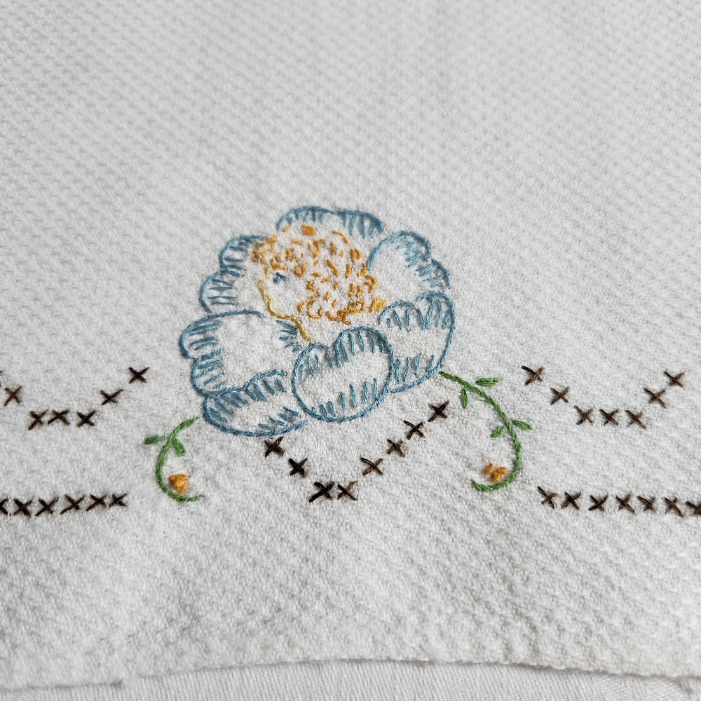 VINTAGE CROSS STITCHED AND EMBROIDERED COTTON HUCK GUEST HAND TOWEL - Picture 3 of 5